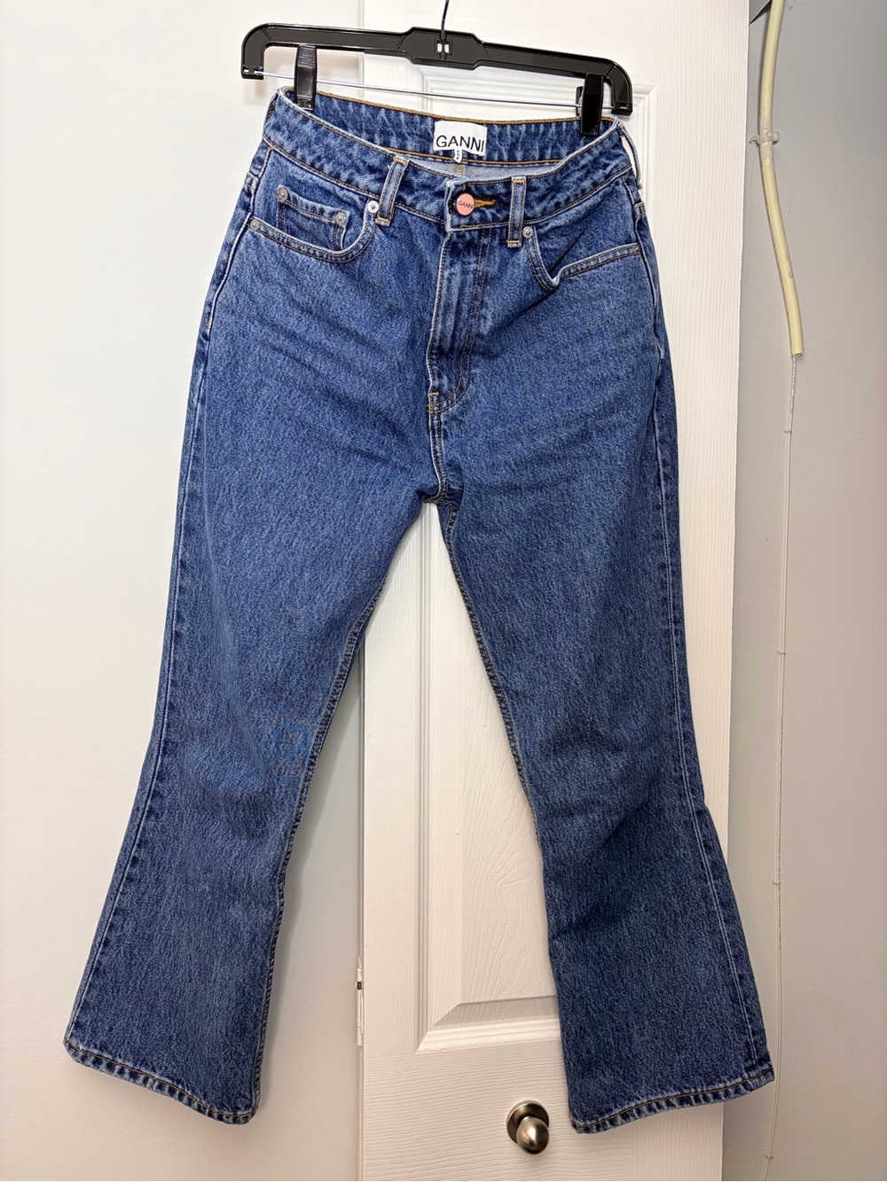GANNI Betzy Cropped Jeans in blue denim, size 28W/32L (Cropped)
